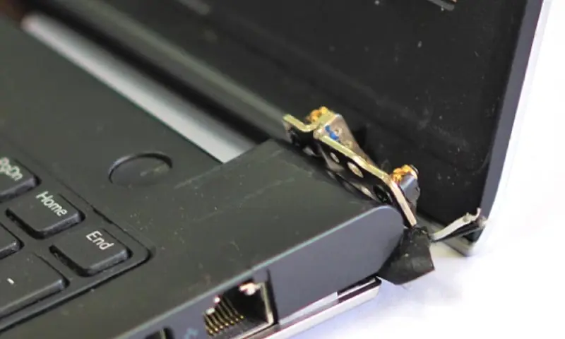 Problemas con las bisagras, reparamos, cambiamos, ajustamos las bisagras de tu pc